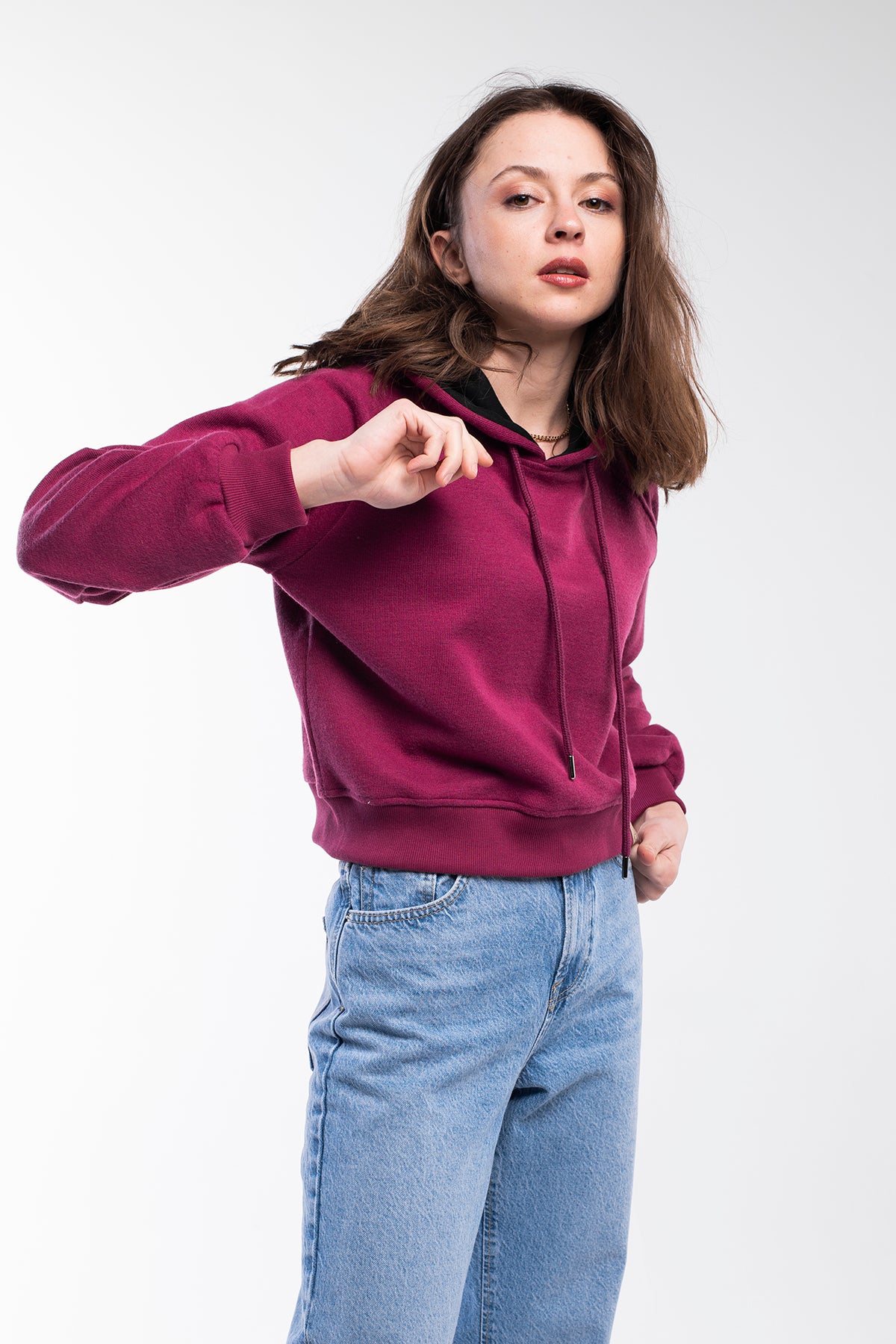 Cropped hoodie in fuchsia purple for women.