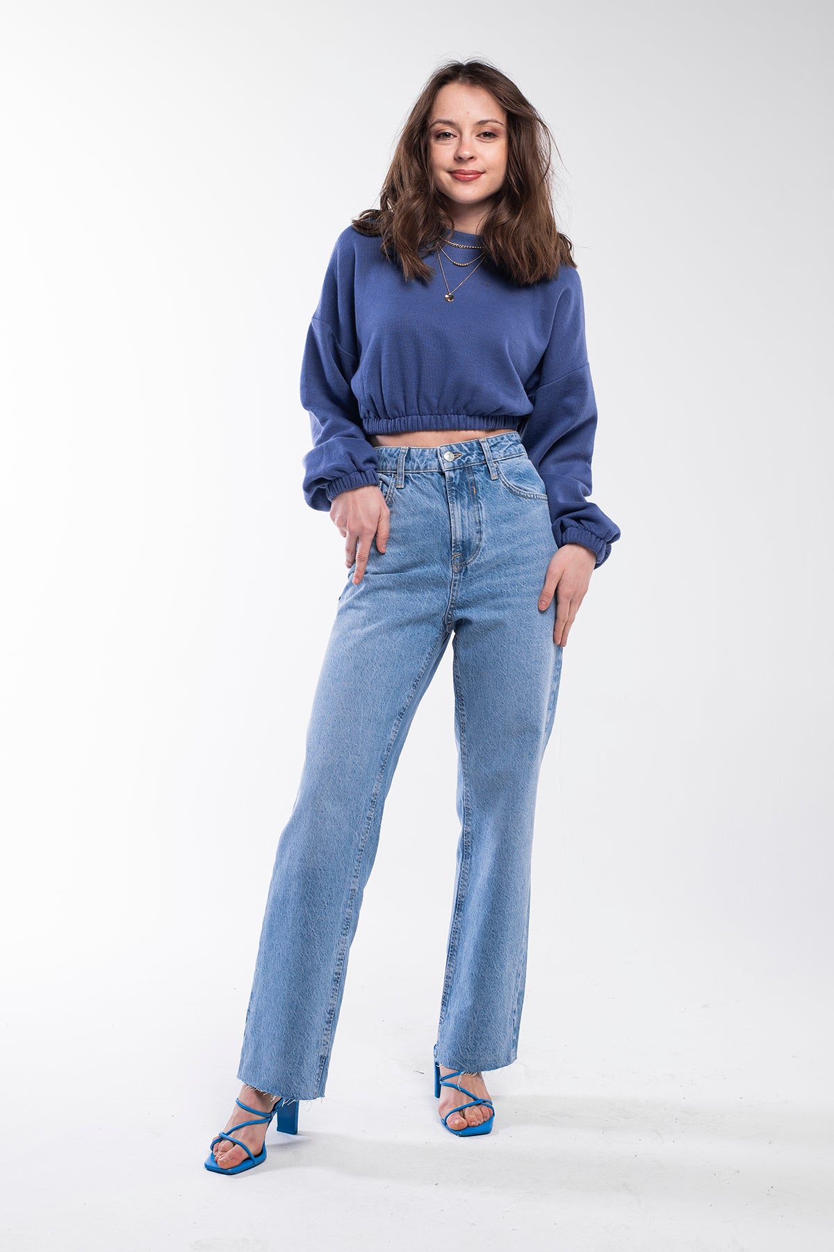 Blue bell fresh crop top sweatshirt with a round neck and an elastic waistband.