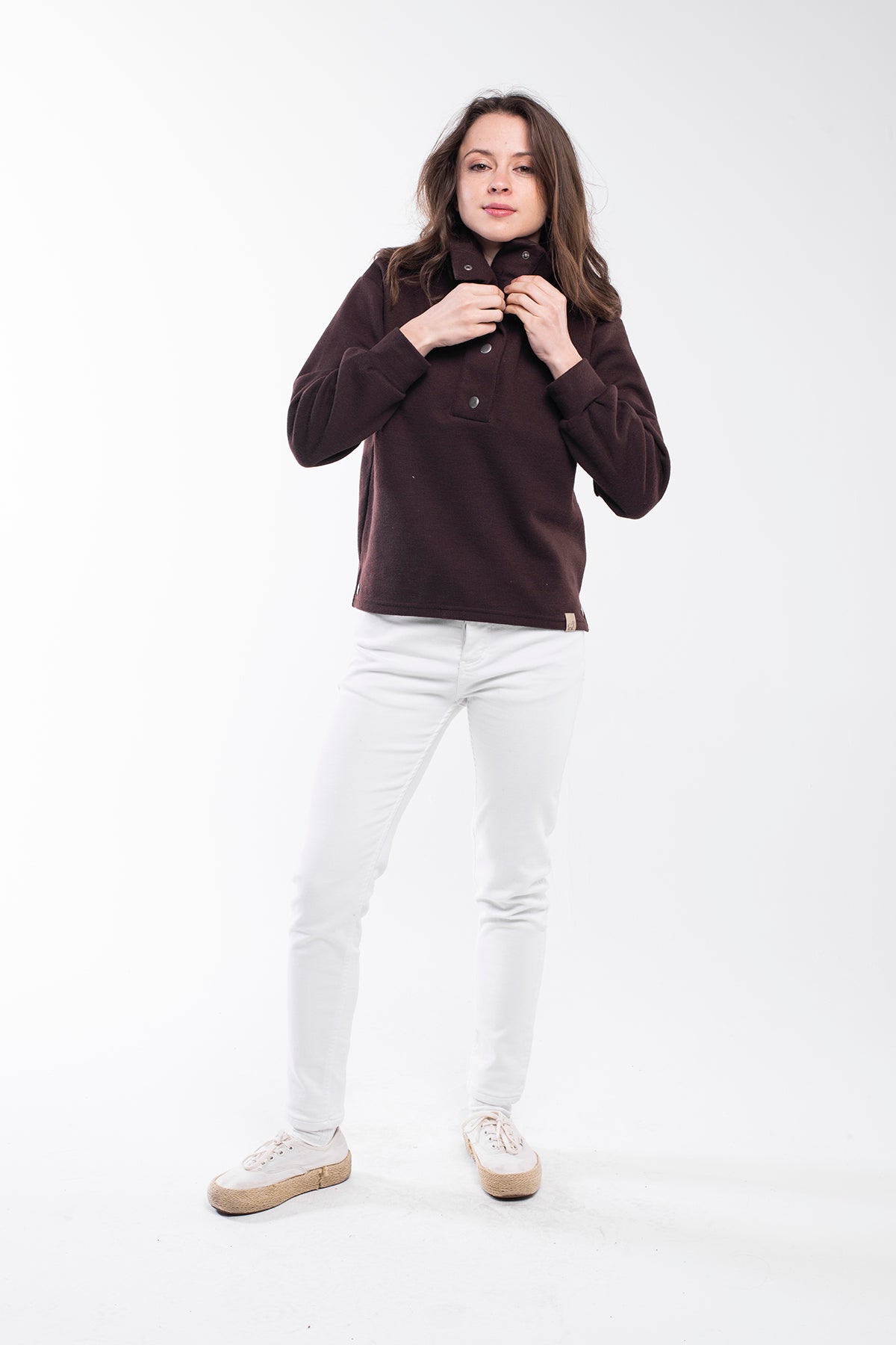 Soft-feeling pullover for women in brown.